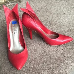 Vintage-looking Red patent pumps with heel tips